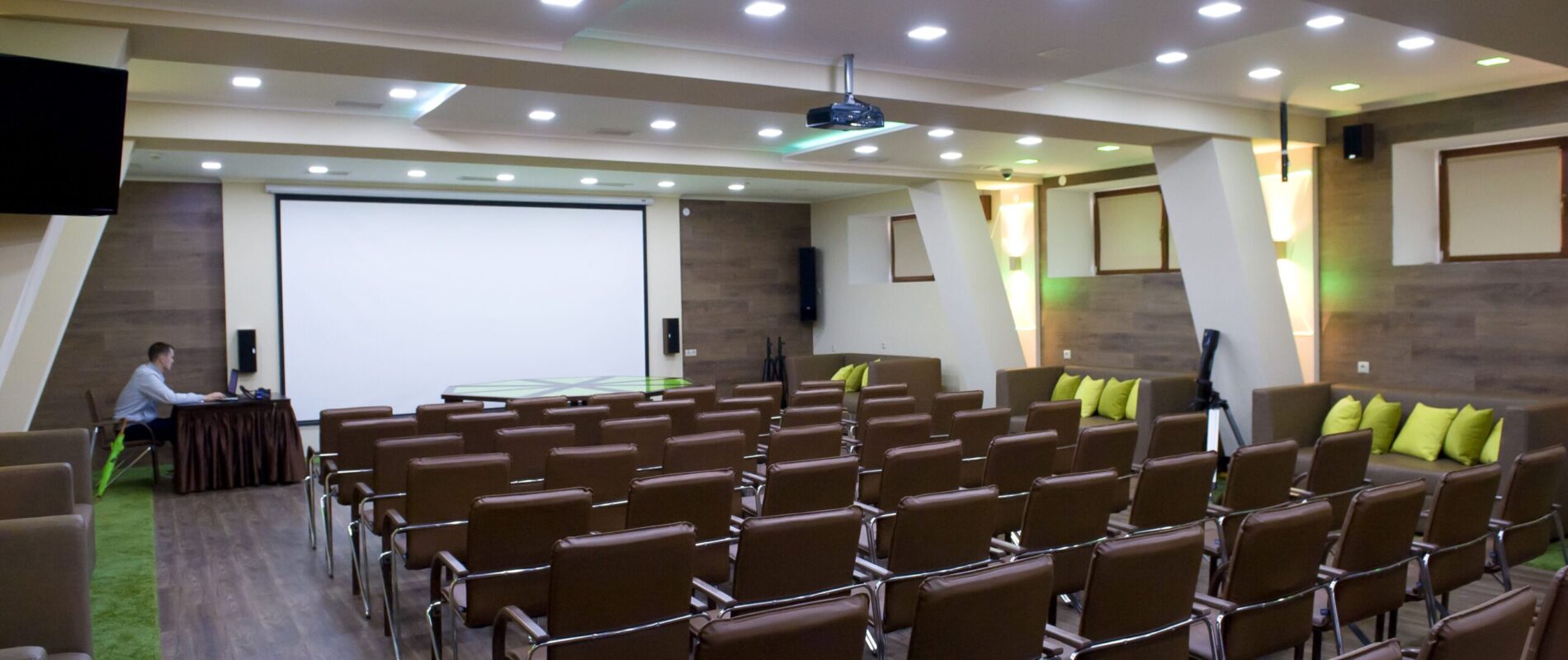 How to choose the right conference room? What to look for?