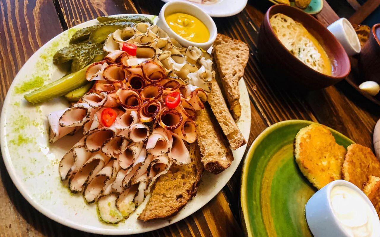Gastronomic experiences in the Carpathians: national dishes, restaurants and culinary festivals